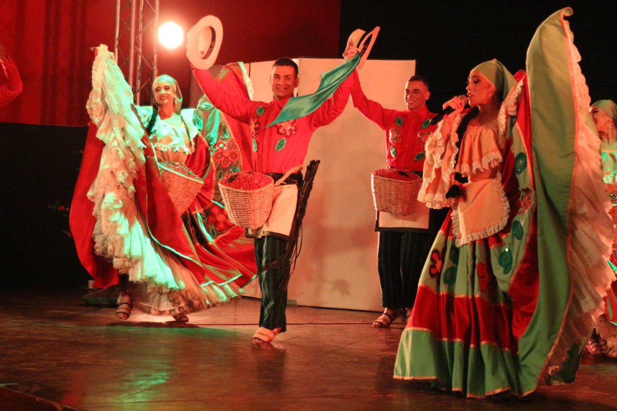 Orgullosa de participar en la Feria Internacional de Café, Cacao y Agroturismo – FICCA 2025, en representación del Director General del #SENA, acompañando a nuestros talentos SENA Huila que con innovación y conocimiento aportan al desarrollo de la región. 🌱☕🍫