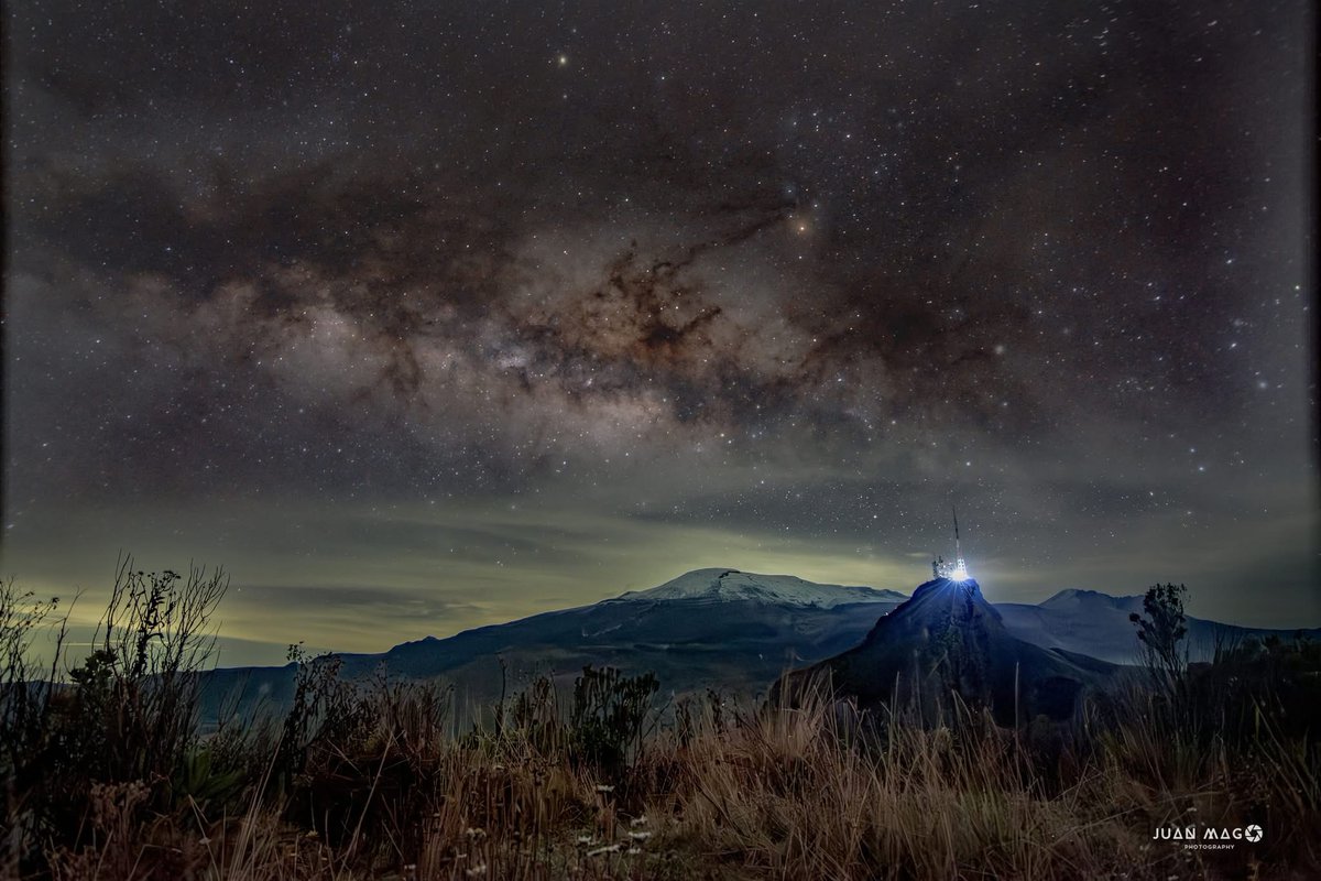 Que grande es el universo y que pequeña es la vida para disfrutarlo. La vía láctea en su esplendor. Foto Juan Mago gracias a la divulgación de <a href="/lapatriacom/">Periódico LA PATRIA</a> 

Cerro Gualí y Nevado del Ruíz (Cumanday)

#TBT