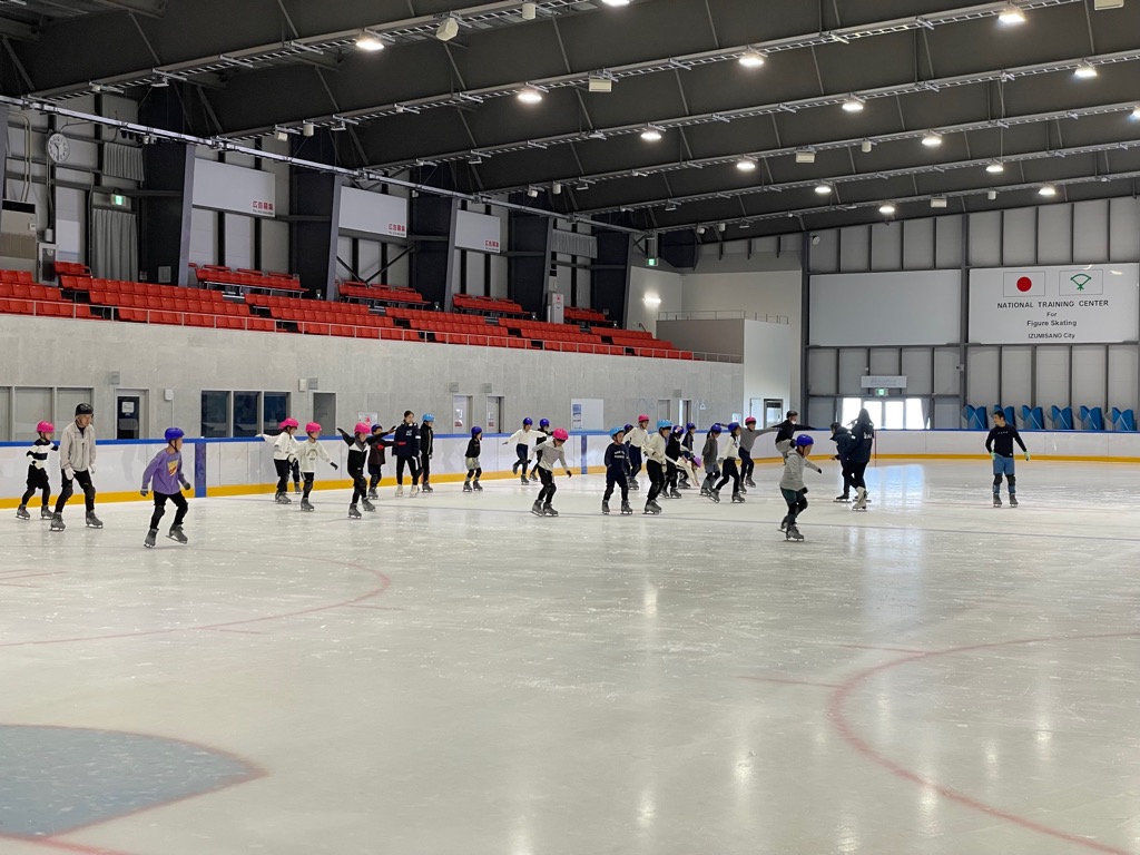 r_ma_30145A's tweet image. 日新小学校の４年生２８名が、
関空アイスアリーナでスケート体験をしました✨
最初は滑るのが難しそうだった児童たちも、インストラクターさんの
丁寧な指導でみるみる上達‼️
みんな楽しそうに滑っていて、笑顔があふれる、貴重な体験の時間となりました🥰
#泉佐野市
#関空アイスアリーナ 
#スケート