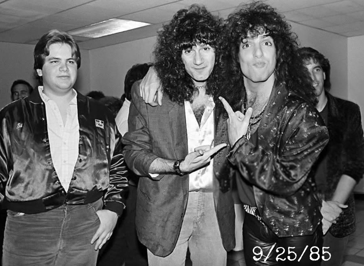 ssikfandk's tweet image. This day in #KISStory : Paul and Bruce mug for the cameras at the David Brenner radio show, as a VERY YOUNG Eddie Trunk looks on. New York City. There to promote the  new release, #Asylum. 
#KISS : 1985