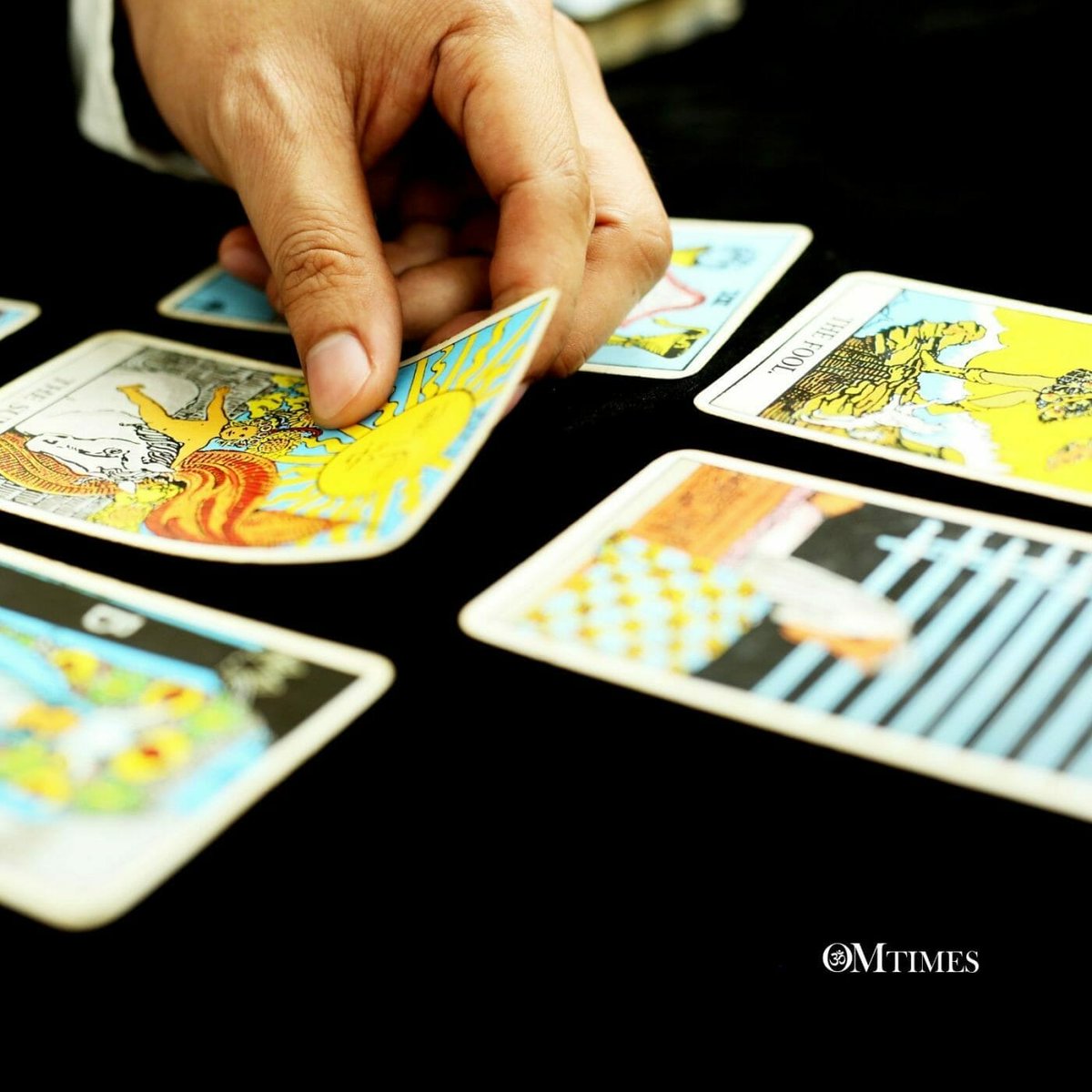 humanityhealing's tweet image. So, you want to be a professional #tarotreader and help people gain perspective and understanding. Are you ready? Here are signs you have made the leap from beginner to a professional - 8 Signs You Are Ready to Become a Professional #Tarot Reader tinyurl.com/29bq3cf4