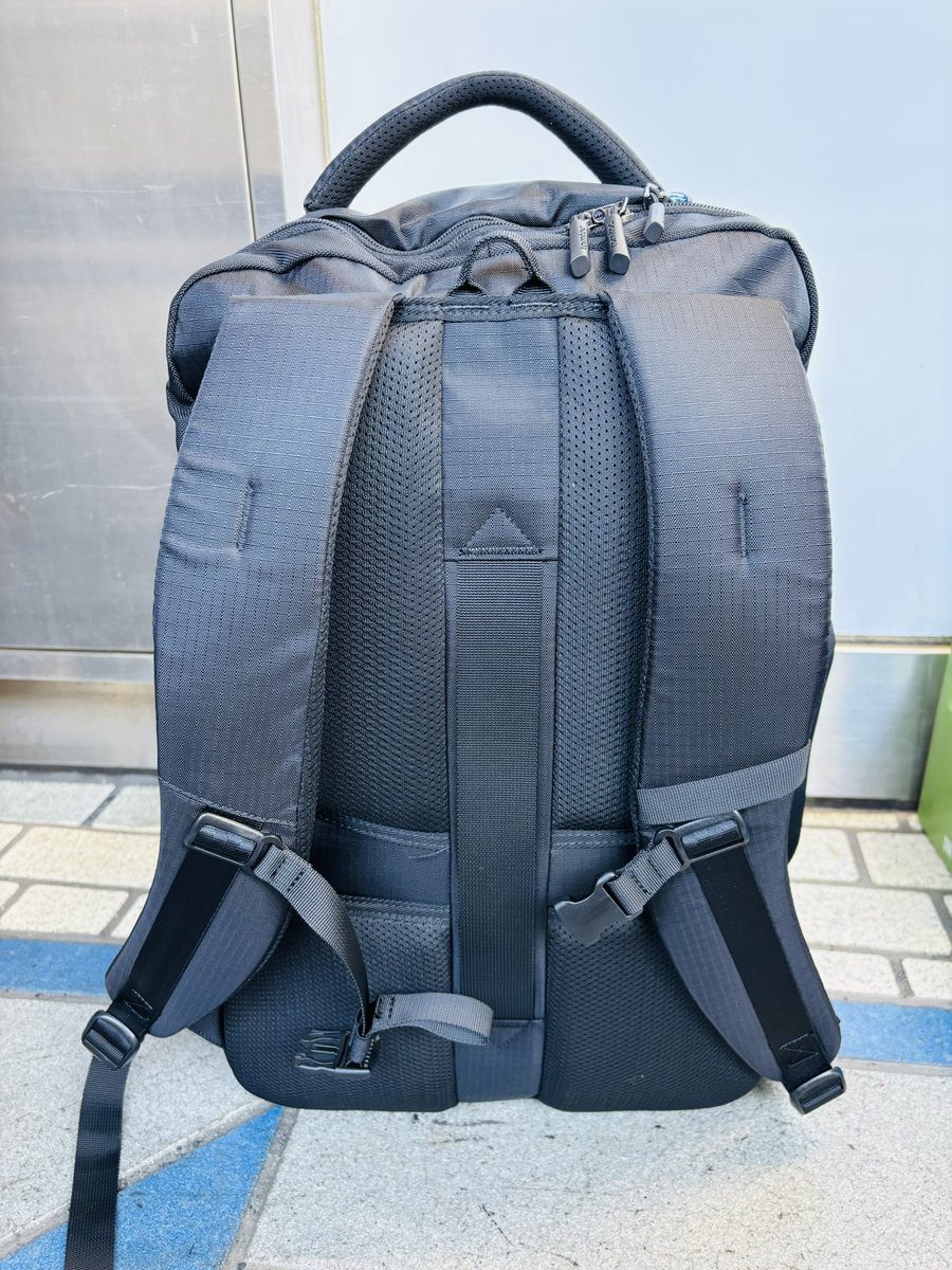 KINAPOOON's tweet image. 新リュック(40ℓ)最高！直立自立する！ペトボと日傘が一つのポッケに入るサイドポケットのデカさ！中もガッシリ四角いから超綺麗に入る！物が動かん！重いけど肩紐背板が分厚いから割と楽！何より両手が自由なのが最高！これでいつ敵が急に襲いかかってきても戦える！冒険って感じ！(ド興奮) #tomtoc