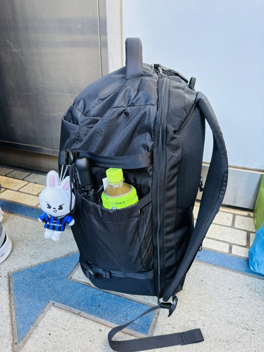 KINAPOOON's tweet image. 新リュック(40ℓ)最高！直立自立する！ペトボと日傘が一つのポッケに入るサイドポケットのデカさ！中もガッシリ四角いから超綺麗に入る！物が動かん！重いけど肩紐背板が分厚いから割と楽！何より両手が自由なのが最高！これでいつ敵が急に襲いかかってきても戦える！冒険って感じ！(ド興奮) #tomtoc