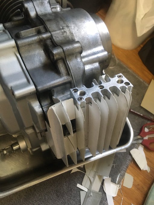 発熱量増大してるのでオイルクーラーは必須だけど、如何にも後付けしました感は避けたい仕様です(‾∇‾) #これだけは譲れないカスタムポイントを教えてください 暫定仕様のホースもそろそろなんとかせんと 