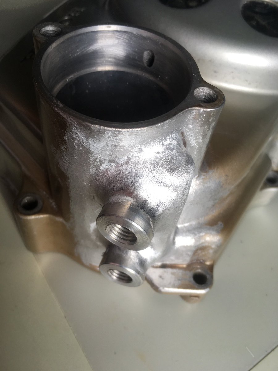 発熱量増大してるのでオイルクーラーは必須だけど、如何にも後付けしました感は避けたい仕様です(‾∇‾) #これだけは譲れないカスタムポイントを教えてください 暫定仕様のホースもそろそろなんとかせんと 