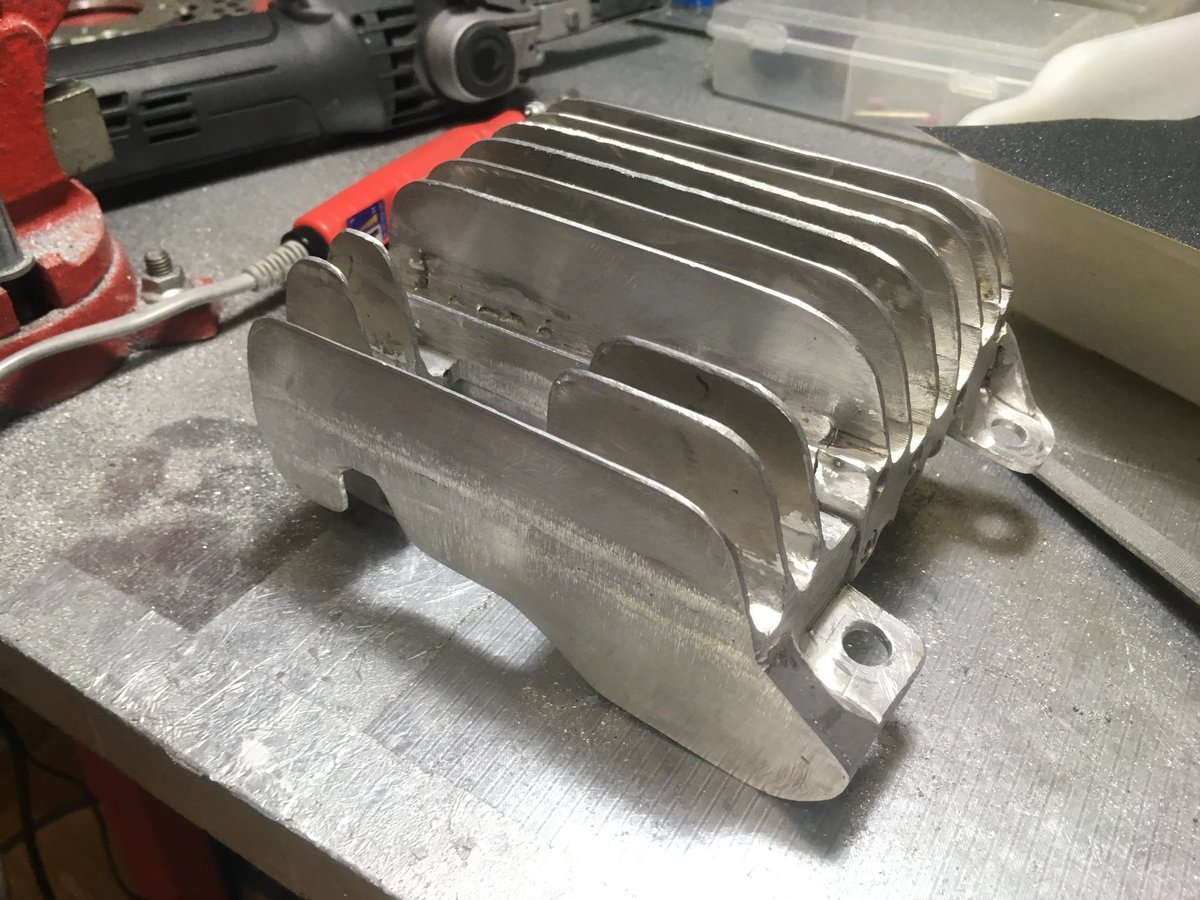 発熱量増大してるのでオイルクーラーは必須だけど、如何にも後付けしました感は避けたい仕様です(‾∇‾) #これだけは譲れないカスタムポイントを教えてください 暫定仕様のホースもそろそろなんとかせんと 