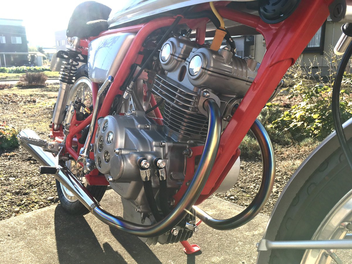 発熱量増大してるのでオイルクーラーは必須だけど、如何にも後付けしました感は避けたい仕様です(‾∇‾) #これだけは譲れないカスタムポイントを教えてください 暫定仕様のホースもそろそろなんとかせんと 