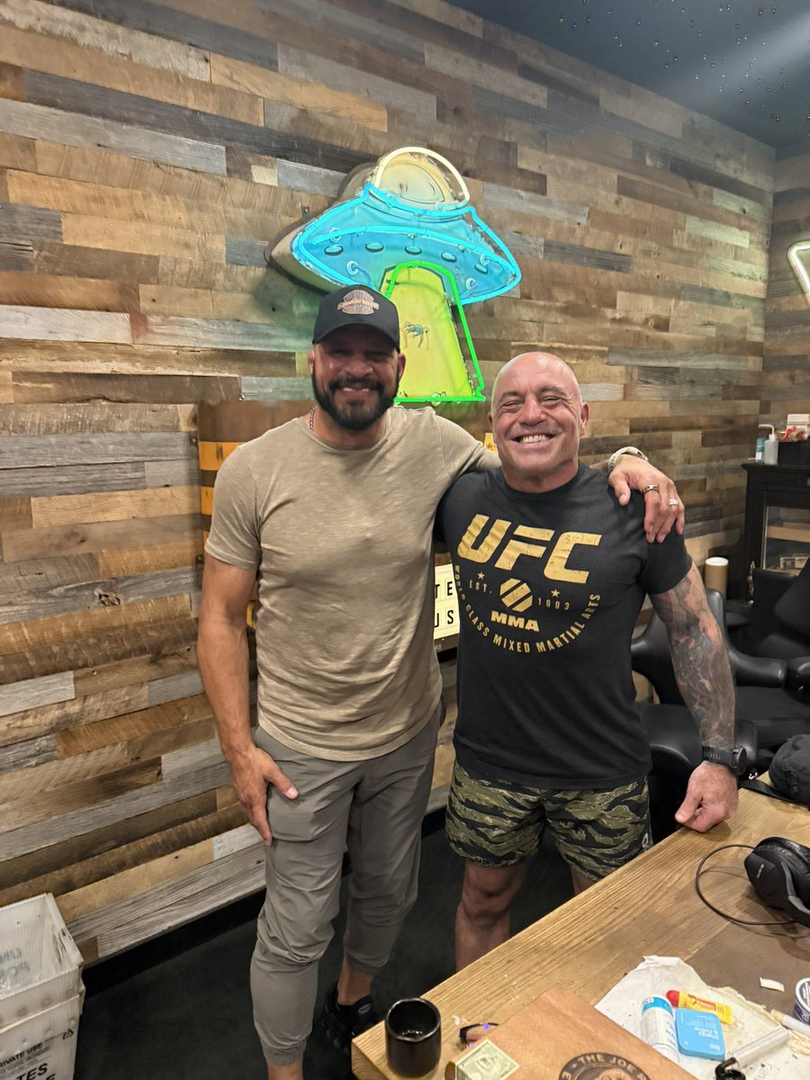 joerogan's tweet image. A trip down memory lane with the great and powerful Mark Kerr!
The new film “The Smashing Machine” about his life starting @therock is truly excellent. The Rock REALLY nailed it as Mark. Just an amazing performance.
Mark is one of the real legends of the sport and a…