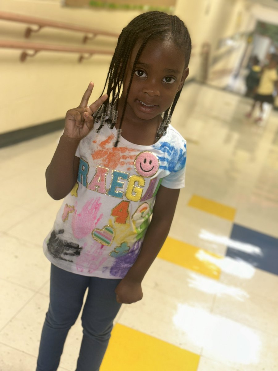 GESTigersSC's tweet image. Pre-K students completed a unit on clothes. To wrap up their learning students became designers &amp;amp; designed their own shirts/outfits.  Students also learned about donating and brought in some of their old items to be donated to other students 👚👖🧥@TeamFairfieldSC