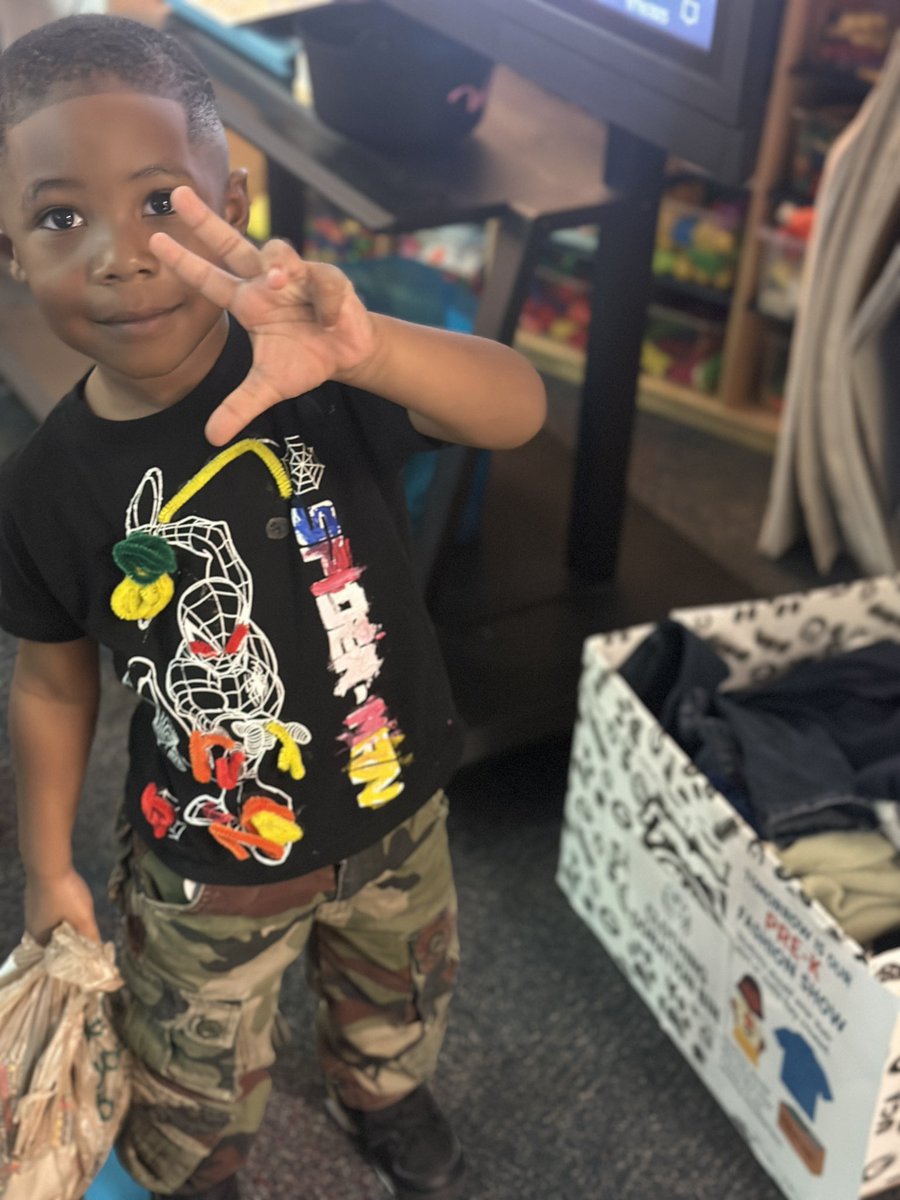 GESTigersSC's tweet image. Pre-K students completed a unit on clothes. To wrap up their learning students became designers &amp;amp; designed their own shirts/outfits.  Students also learned about donating and brought in some of their old items to be donated to other students 👚👖🧥@TeamFairfieldSC