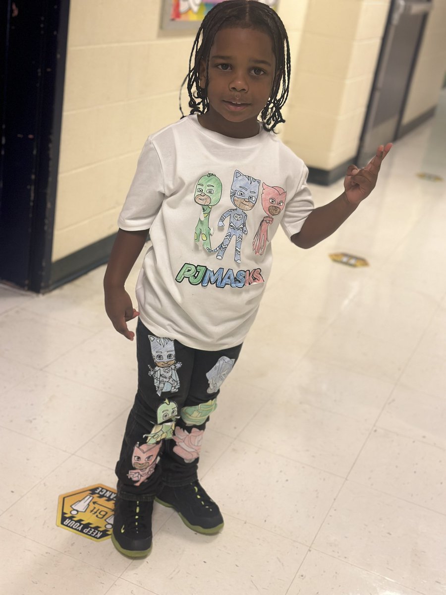 GESTigersSC's tweet image. Pre-K students completed a unit on clothes. To wrap up their learning students became designers &amp;amp; designed their own shirts/outfits.  Students also learned about donating and brought in some of their old items to be donated to other students 👚👖🧥@TeamFairfieldSC