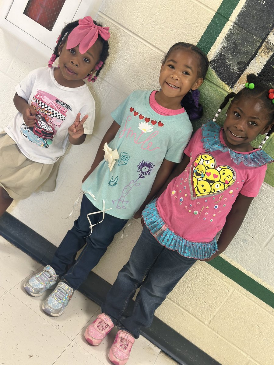 GESTigersSC's tweet image. Pre-K students completed a unit on clothes. To wrap up their learning students became designers &amp;amp; designed their own shirts/outfits.  Students also learned about donating and brought in some of their old items to be donated to other students 👚👖🧥@TeamFairfieldSC