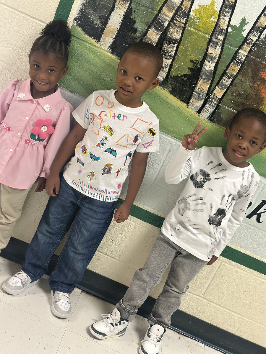 GESTigersSC's tweet image. Pre-K students completed a unit on clothes. To wrap up their learning students became designers &amp;amp; designed their own shirts/outfits.  Students also learned about donating and brought in some of their old items to be donated to other students 👚👖🧥@TeamFairfieldSC
