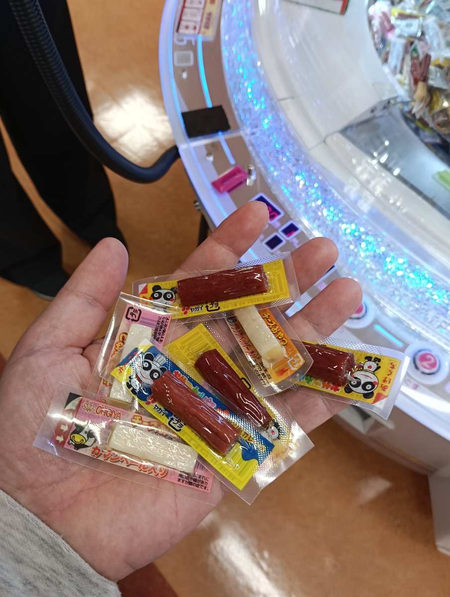 Bonboya43's tweet photo. 昨日は前回雨天中止になった散歩マンガの取材に行って来ました😀場所はまだ言えませんがあまりの撮れ高の無さにひたすら歩き回り結果、靴ずれ２箇所と股関節脱臼未遂の他はネタ目当てでやったUFOキャッチャーの景品(カルパス)しか収穫がありませんでした😊再来週から始まる新シリーズを震えて待て👹 https://t.co/sDaryHr7Ab