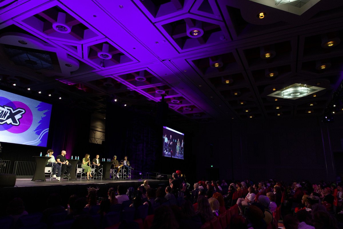 fanxsaltlake's tweet photo. 😍 Today's #DateEverything! panel was just totally crazy and we loved it so much. #FanX https://t.co/k3Er6AifxO