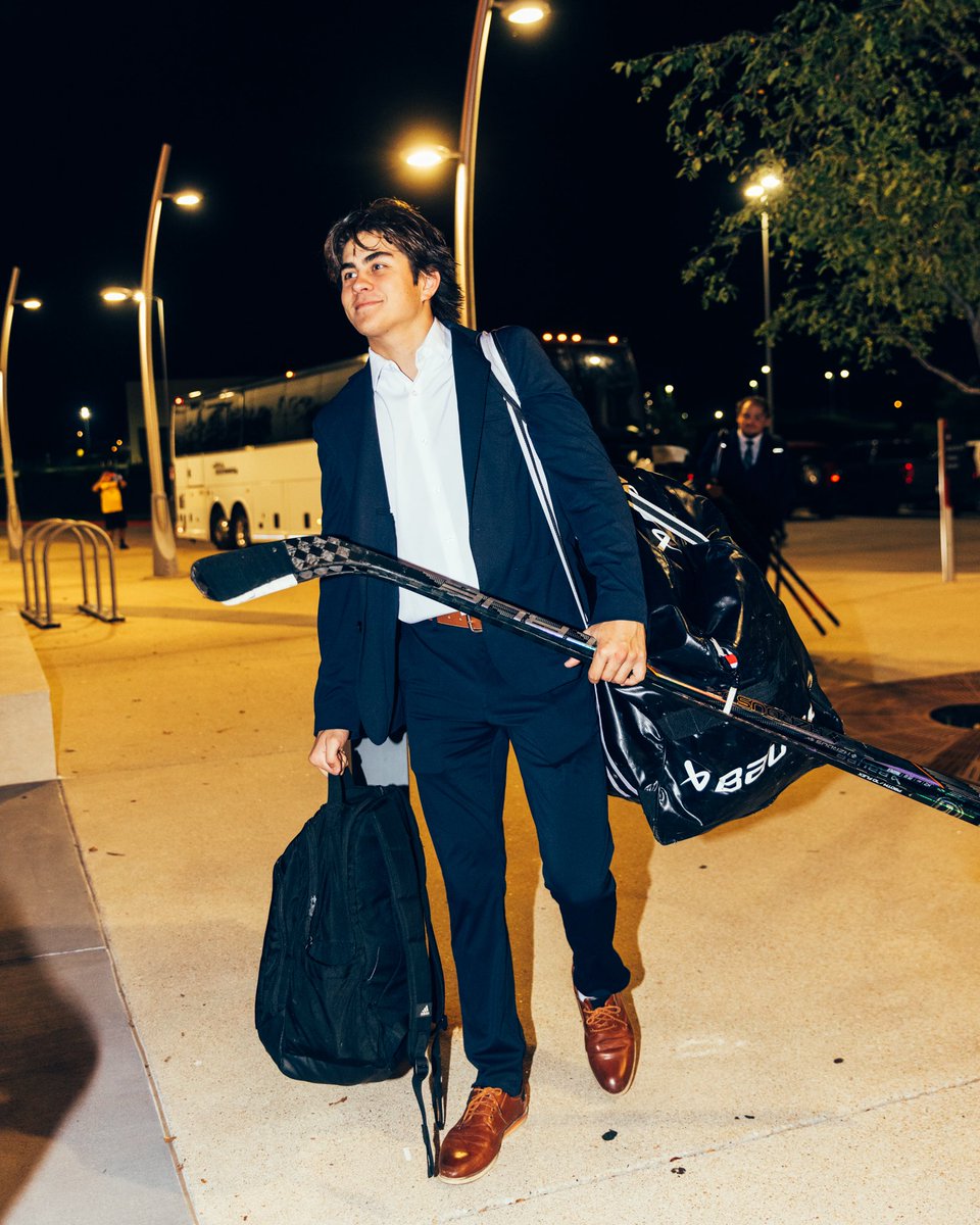 UNOACHAHOCKEY's tweet photo. Thursday night fits 👔 https://t.co/CC7dpxNuKr