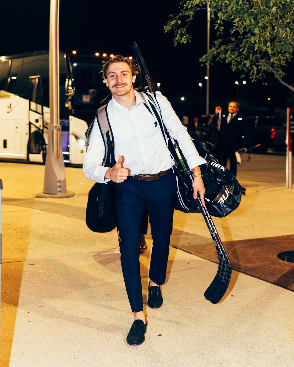 UNOACHAHOCKEY's tweet photo. Thursday night fits 👔 https://t.co/CC7dpxNuKr