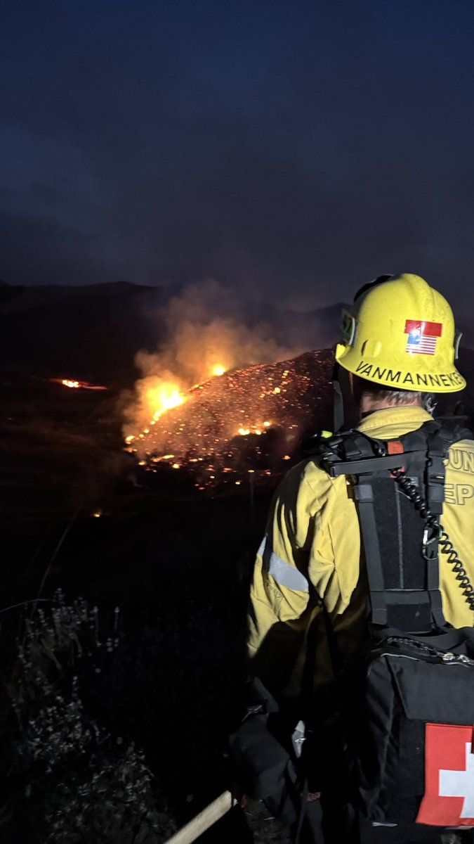 VCFD_PIO's tweet image. VCFD is on scene of a bush fire near Lost Canyon Drive in Simi Valley. 

The fire is currently at 25 acres in medium fuels with a slow to moderate rate of spread. Approximately 100 firefighters are aggressively battling this fire from the ground and from the air. 

Currently, no…