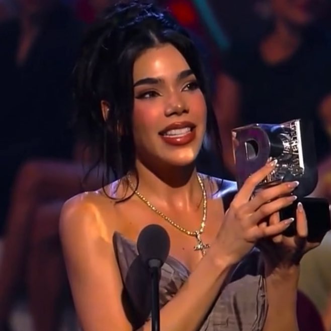 En el 2023 le dieron sus premios a Kenia en backstage y ahora se lo dieron en el escenario principal, ellos saben quién es la del momento, REINA! ❤️‍🔥