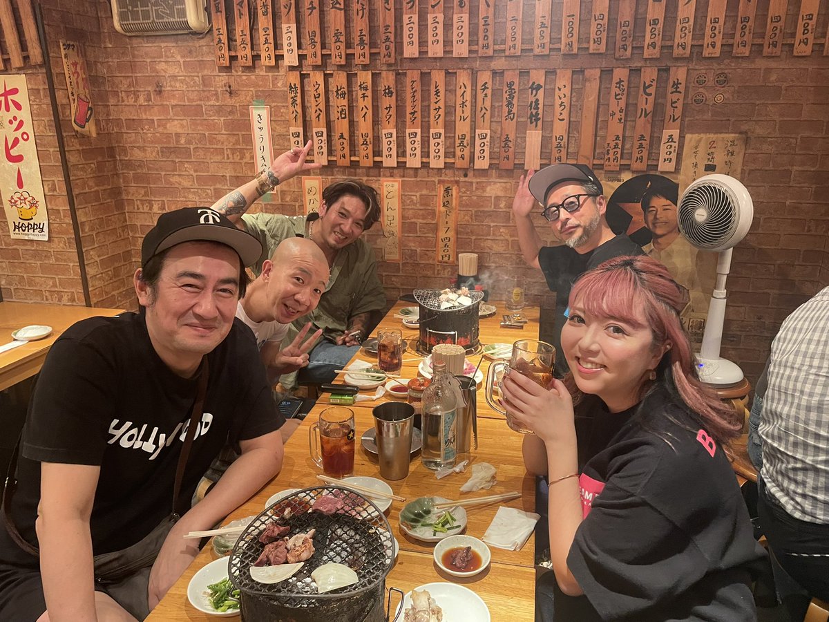Beambargotanda's tweet photo. 昨夜、五反田の夏冬でご飯してたら偶然の出会い。
ヤマネさんから新店舗開店のお祝いいただき、その後ひょうろくとカツヲさんはさらばBAR来てくださいました‼️🙇♂️
久しぶりの夫婦での五反田最高でした。
#さらばBAR
#BEAMBAR https://t.co/aj806lkkyL
