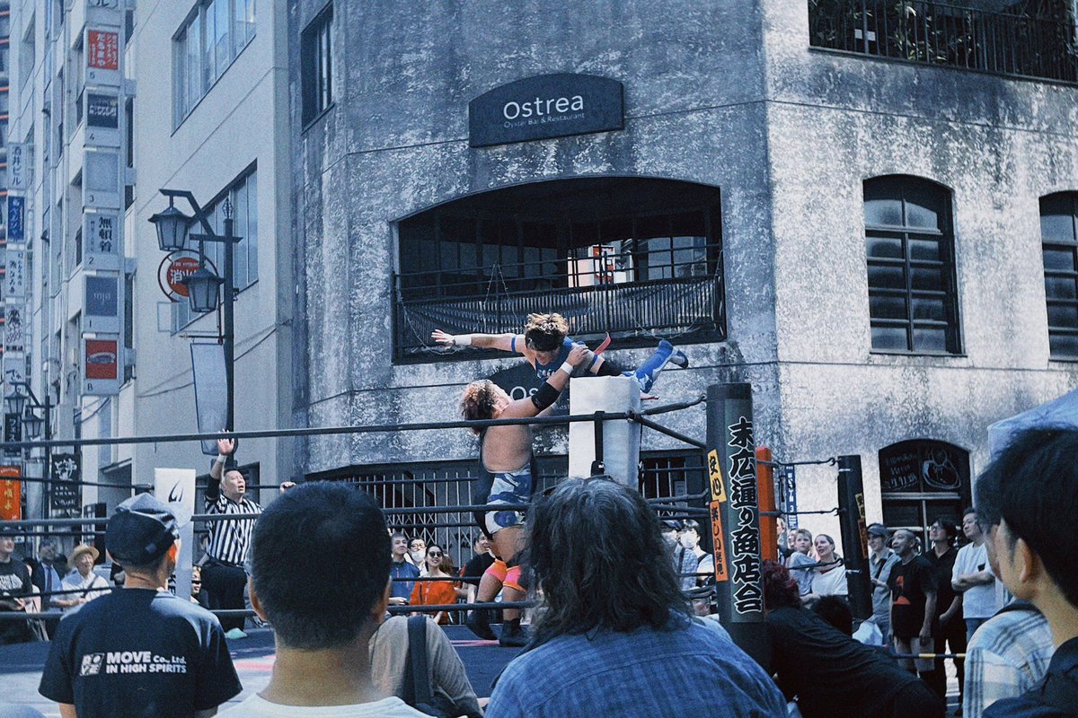 本日もこれから新宿末広亭！
今日は前の通りでプロレスもやってます！！