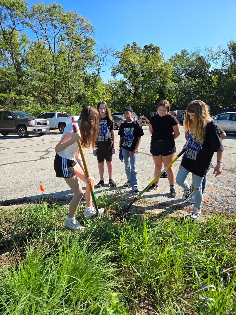 BinghamBears's tweet photo. 7th-grade #isdAVID students beautified their community by volunteering at George Owens this morning. The students and weather were perfect! #bearsrising #StayNorth https://t.co/J06CB1Lvv7
