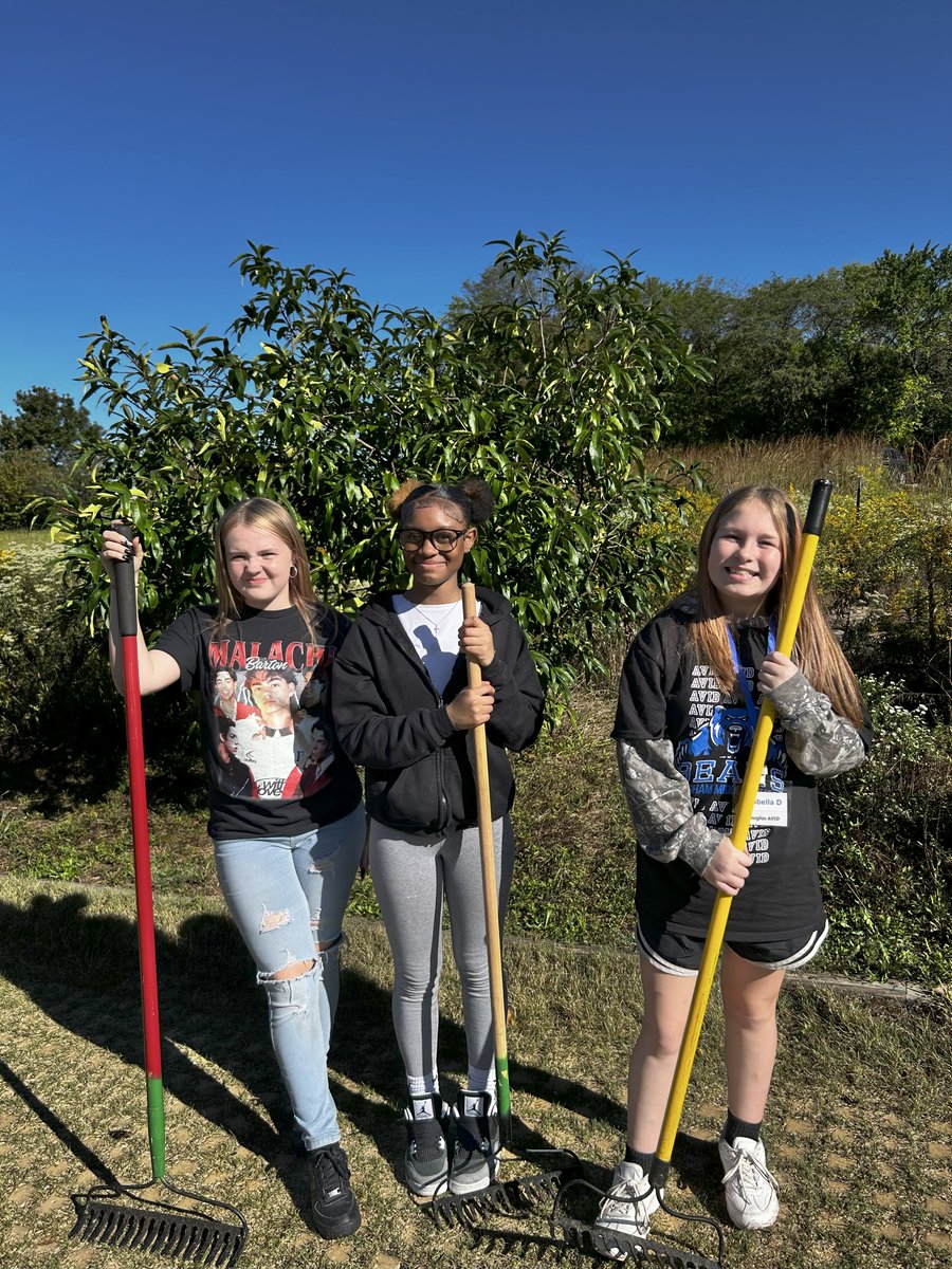 BinghamBears's tweet photo. 7th-grade #isdAVID students beautified their community by volunteering at George Owens this morning. The students and weather were perfect! #bearsrising #StayNorth https://t.co/J06CB1Lvv7