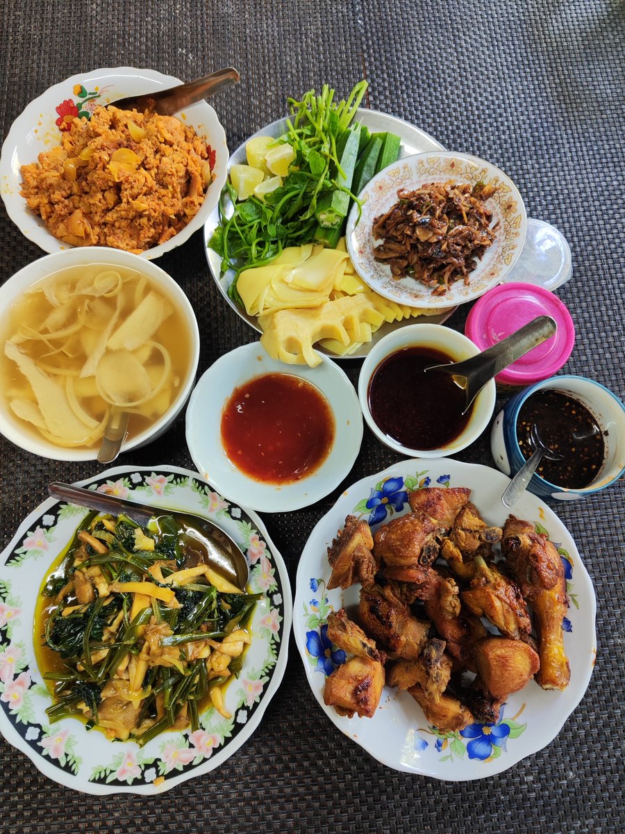 myannavi's tweet photo. こんにちは！  
これは母が作った料理の写真です。
とても美味しかったです。 https://t.co/ZkFx30dfxM