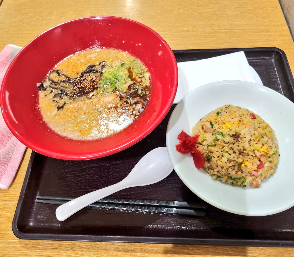 sasukeshido's tweet image. 来月の検診に向けて胃を小さくしてる&amp;amp;お菓子制限してるせいで、ラーメンチャーハンセットで腹一杯。久しぶりに一○堂食べたが、赤丸に玉ねぎのっとるし、化学調味料の味しかせん。チャーハンは旨いが。