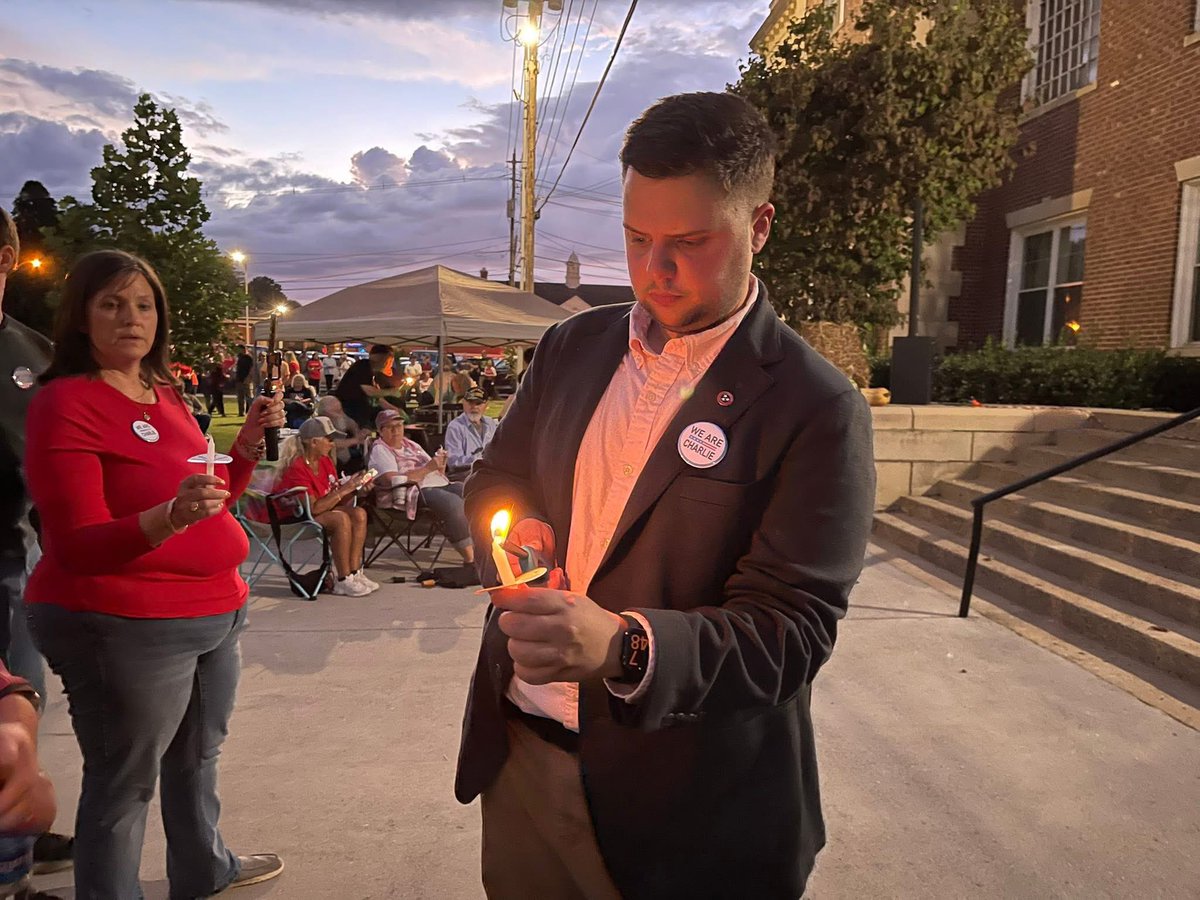 KDCodyTN's tweet photo. Tonight, the @CockeCountyGOP hosted the largest event in its history, The @charliekirk1 Candlight Vigil.

Over 500 men &amp; women showed to pay tribute to our friend, and he so deserved it.

We sang, united in prayer, and paid tribute to a brother in Christ &amp; conservatism. https://t.co/msfTQzPgsv