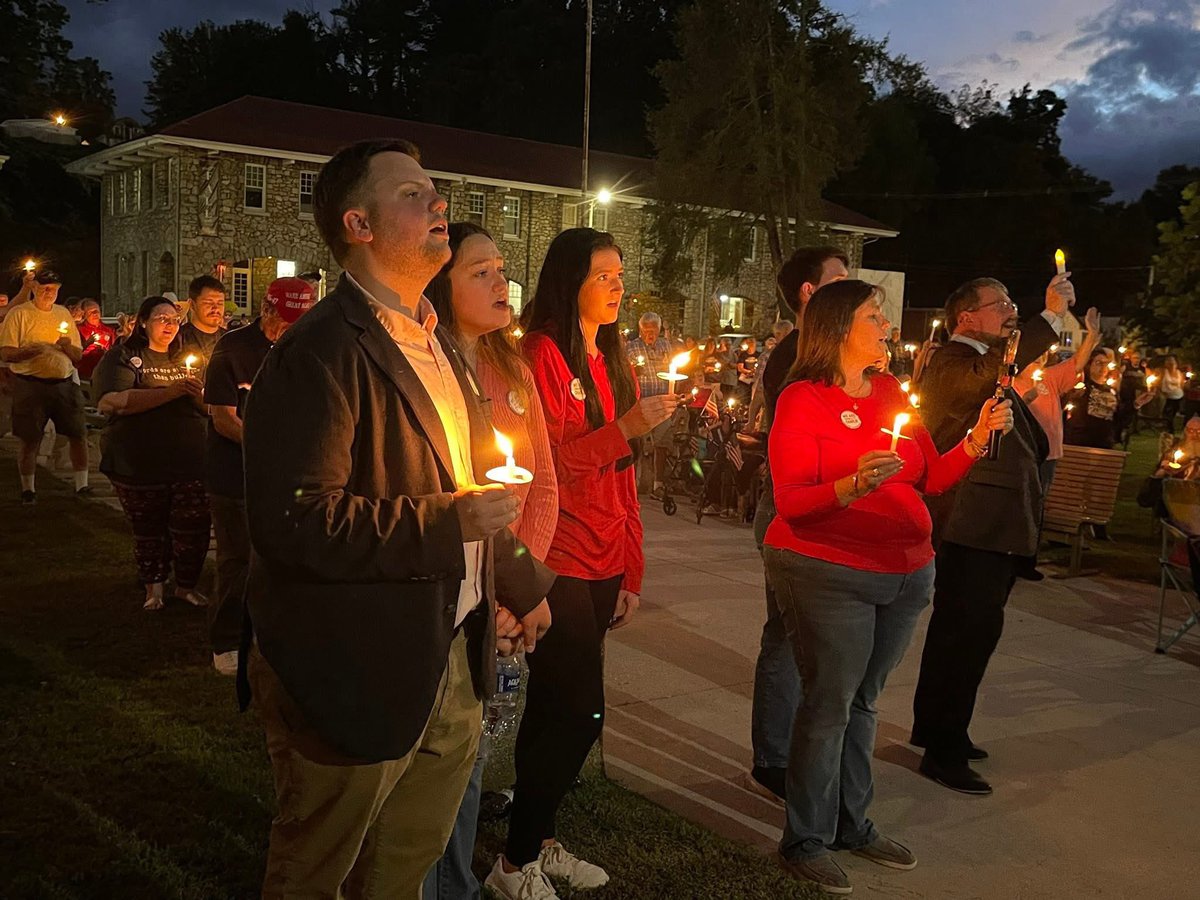 KDCodyTN's tweet photo. Tonight, the @CockeCountyGOP hosted the largest event in its history, The @charliekirk1 Candlight Vigil.

Over 500 men &amp; women showed to pay tribute to our friend, and he so deserved it.

We sang, united in prayer, and paid tribute to a brother in Christ &amp; conservatism. https://t.co/msfTQzPgsv