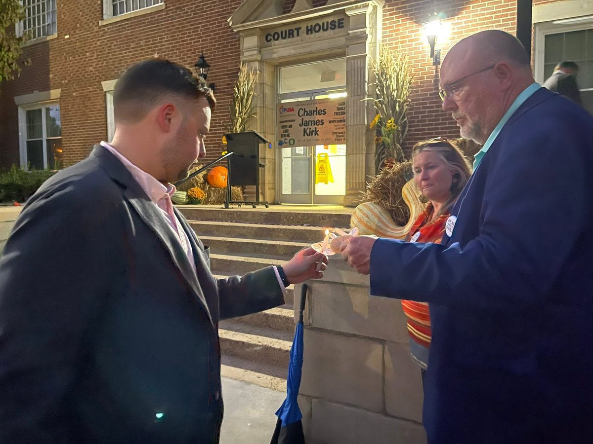 KDCodyTN's tweet photo. Tonight, the @CockeCountyGOP hosted the largest event in its history, The @charliekirk1 Candlight Vigil.

Over 500 men &amp; women showed to pay tribute to our friend, and he so deserved it.

We sang, united in prayer, and paid tribute to a brother in Christ &amp; conservatism. https://t.co/msfTQzPgsv