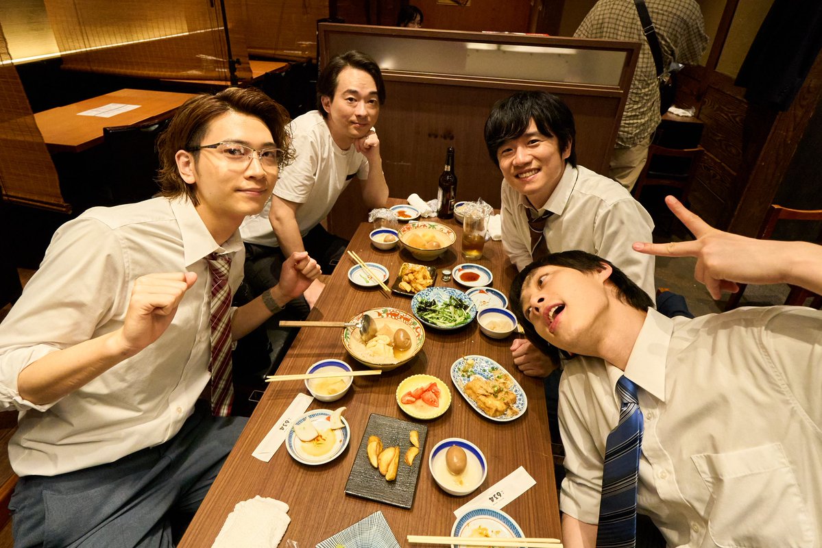 40_10things_tx's tweet image. #ドラマ40までに
オフショット大公開🫧
こちらもありそうで、
なかなかなかった4ショット📸
居酒屋のシーン、懐かしいですね🍻
#TVer で最終話と特別番組を見逃し配信中🎄
ぜひ何度でもご覧ください✅
🔗tver.jp/episodes/ep49z…
#風間俊介 #庄司浩平
#平井亜門 #ワタナベケイスケ