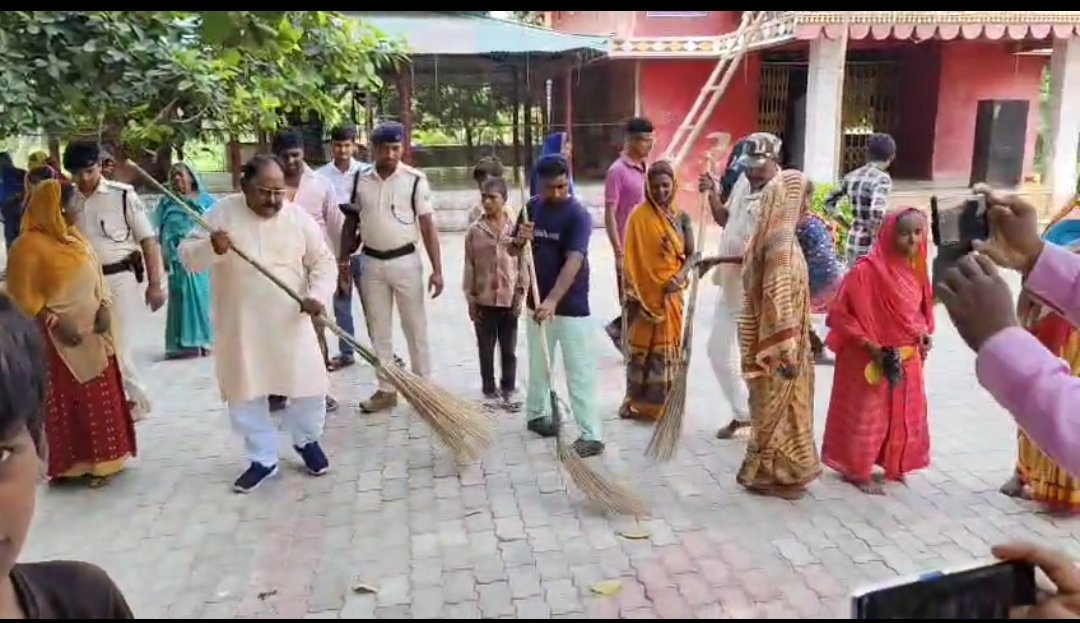 LSBA_WChamparn's tweet photo. #SwachhataHiSeva2025 माननीय विधायक नौतन श्री नारायण साह के नेतृत्व में पकड़िया पंचायत स्थिति दुर्गा मंदिर में स #EkDinEkGhantaEkSath श्रमदान कार्यक्रम के तहत सफाई अभियान चलाया गया।
@dmbettiah @BiharRDD @IPRDBihar @LSBA_Bihar @PIB_Patna @PRD_Bihar @rajeevjauhari1 @swachhbharat https://t.co/vKUGBlL4fM