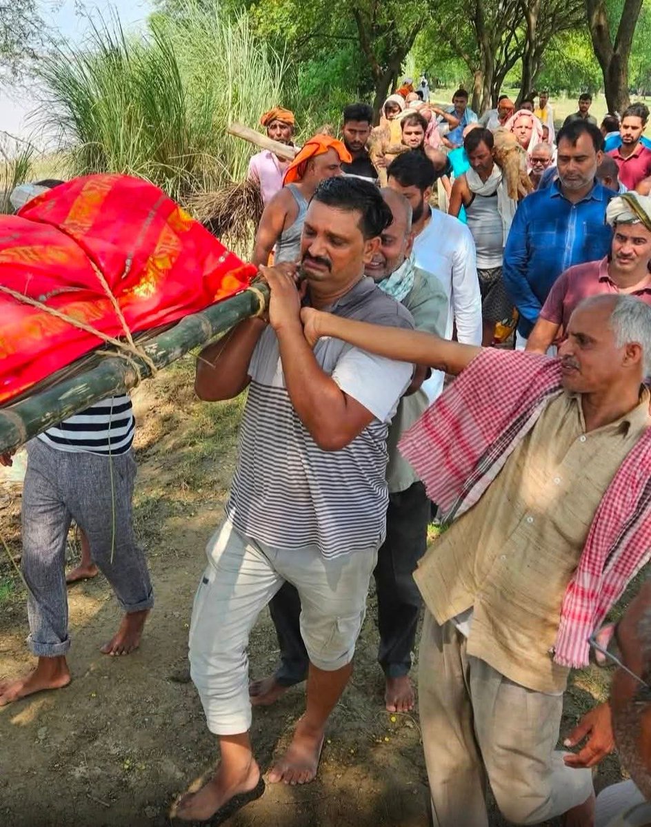 "गोरखपुर में हृदय विदारक दृश्य —
पिता के कंधों पर बेटियों की अर्थी…💔
पिता यूपी पुलिस में दीवान हैं,
पर आज उनकी मजबूती भी रो पड़ी।
हे प्रभु, ऐसी पीड़ा किसी पिता को न सहनी पड़े।
दोनों बेटियों की आत्मा को शांति दें।🕯️
ओम् शांति 🙏"
<a href="/myogiadityanath/">Yogi Adityanath</a> 
<a href="/yadavakhilesh/">Akhilesh Yadav</a> 
<a href="/Uppolice/">UP POLICE</a>