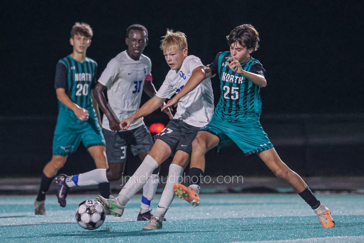 j_michaud_photo's tweet photo. Shots from the rivalry battle between North Oldham and Oldham County. Mustangs show why they're one of the top squads in the State with a resounding 4-0 win over the Colonels. North gets two goals from leading scorer Braden Ammons, giving him a whopping 19 on the year. Topher Gibson and Oliver Killian with a goal each for the victors. Mustangs sit at 10-1 and are guaranteed a Regional berth. @NOHSBoysSoccer @OCHSBoysSoccer @NOMustangs @OldhamcoSports @NOHSblackHOLE @THEOZONE7 @OCBoosters