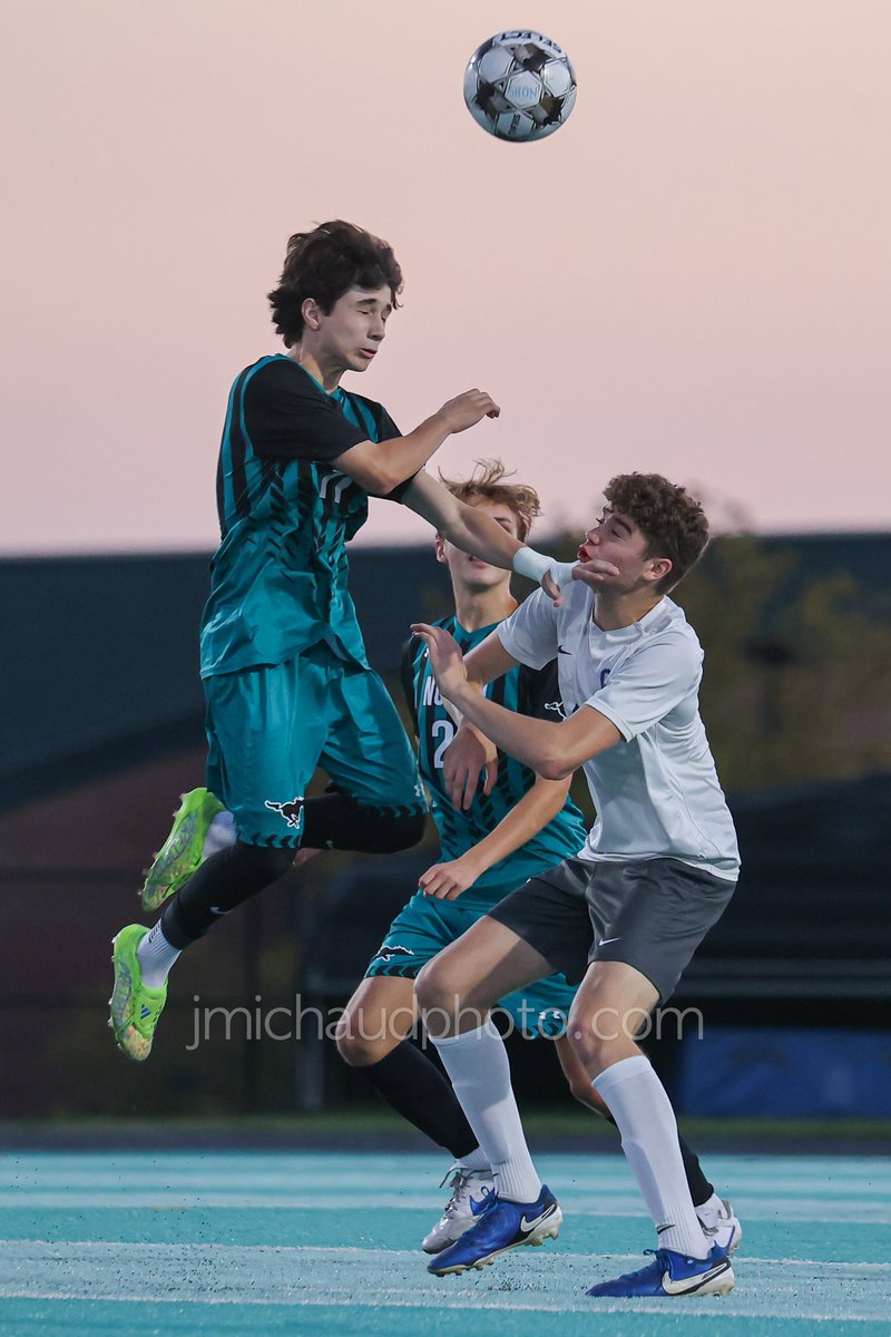 j_michaud_photo's tweet photo. Shots from the rivalry battle between North Oldham and Oldham County. Mustangs show why they're one of the top squads in the State with a resounding 4-0 win over the Colonels. North gets two goals from leading scorer Braden Ammons, giving him a whopping 19 on the year. Topher Gibson and Oliver Killian with a goal each for the victors. Mustangs sit at 10-1 and are guaranteed a Regional berth. @NOHSBoysSoccer @OCHSBoysSoccer @NOMustangs @OldhamcoSports @NOHSblackHOLE @THEOZONE7 @OCBoosters