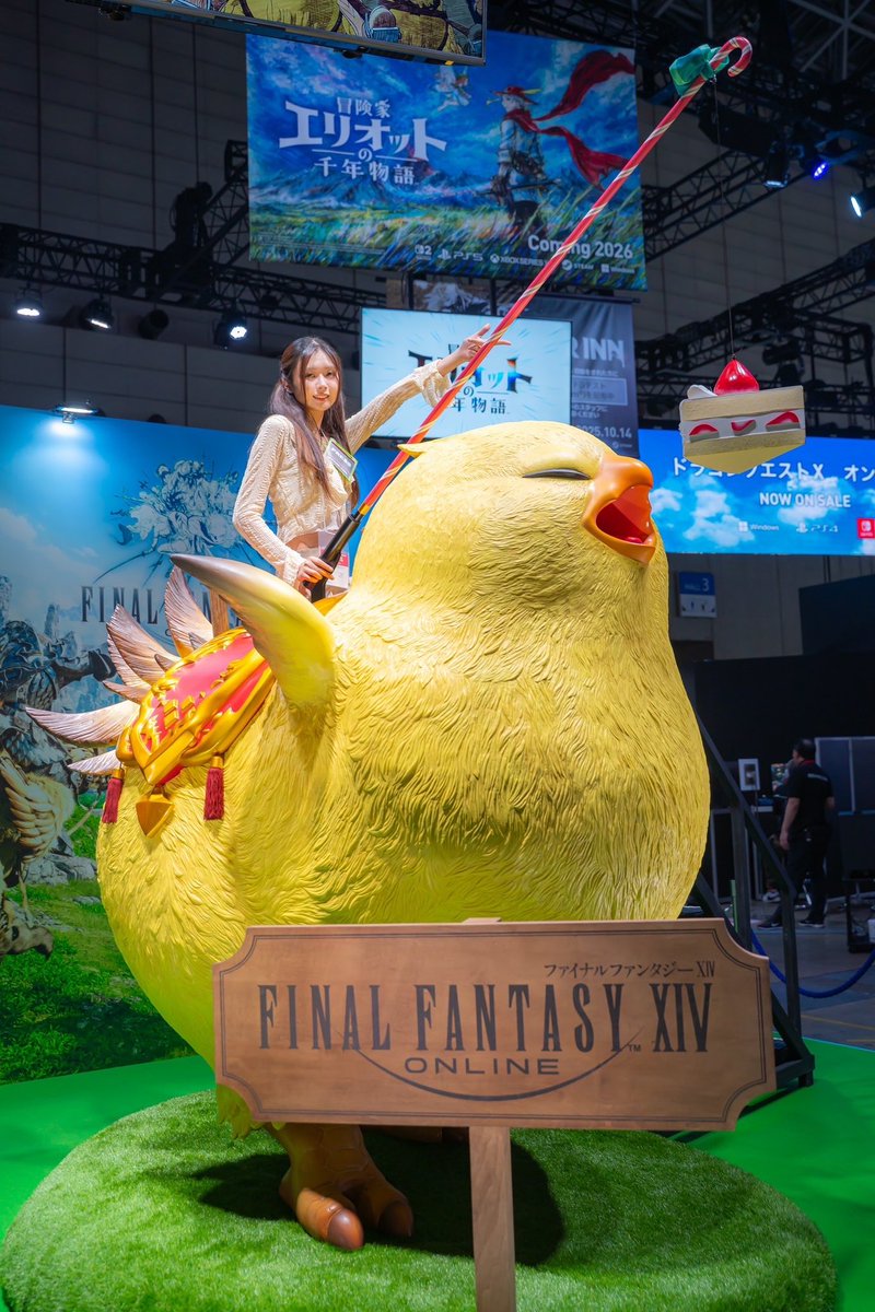 スクエニ(<a href="/squareenix_jp/">スクウェア・エニックス</a> )ブースにて、でぶチョコボに乗って映え写真✨
他にもいろんなフォトスポットがあったよ！
#TGS2025 #FF14