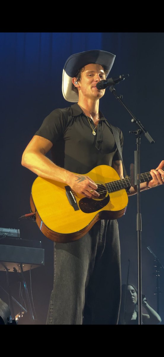 sofiiaa_habiib's tweet image. yesss!! i had a hat for him and he took it!!!! 😭🤍 #ShawnOnTheRoadAgain