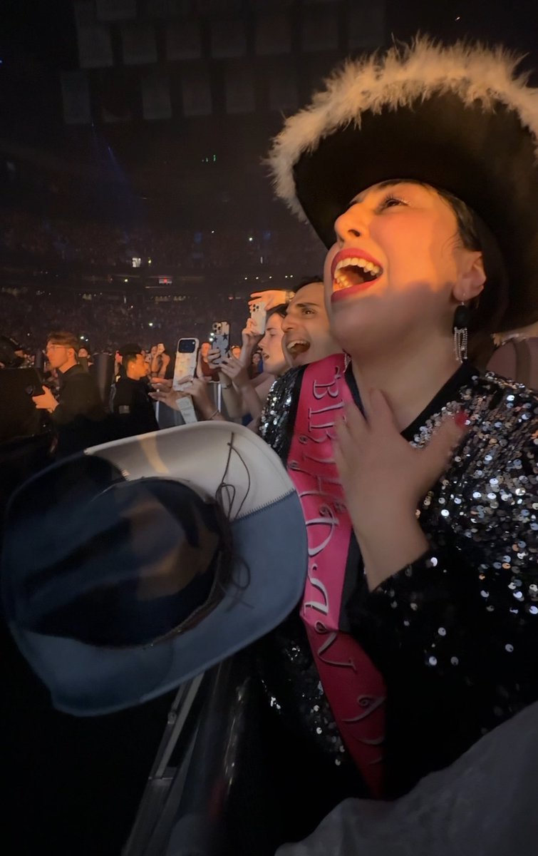 sofiiaa_habiib's tweet image. yesss!! i had a hat for him and he took it!!!! 😭🤍 #ShawnOnTheRoadAgain