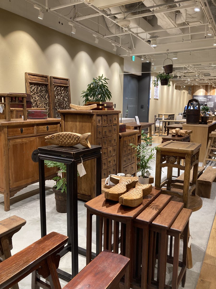 kon_fox_design's tweet image. 久しぶりにグランフロント大阪の無印良品へ。無印で古家具を取り扱っているなんて知らなかった😳奈良の橿原店でたくさん展示されているみたいなので近々行ってみよう😊　#無印良品　#古家具　#アンティーク家具