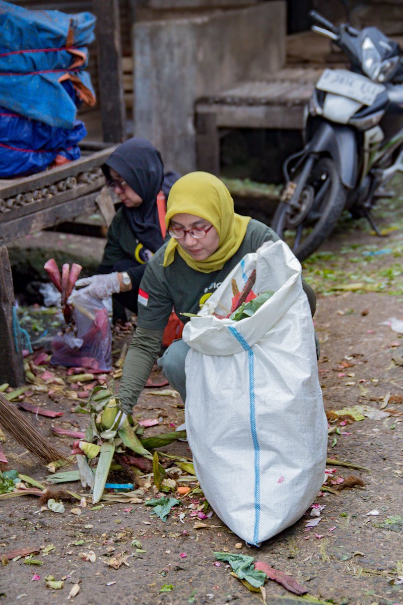 Cuma mungut sampah kok di iriin. Pilah sampahmu.
Organik utk budidaya magot
An organik utk di daur ulang

Lakukan pengurangan sampah

<a href="/DLHKDepok_/">DLHK Depok</a> <a href="/bangsupians/">Supian Suri</a> <a href="/pemkotdepok/">PEMERINTAH KOTA DEPOK | #AyoPakaiMasker</a>