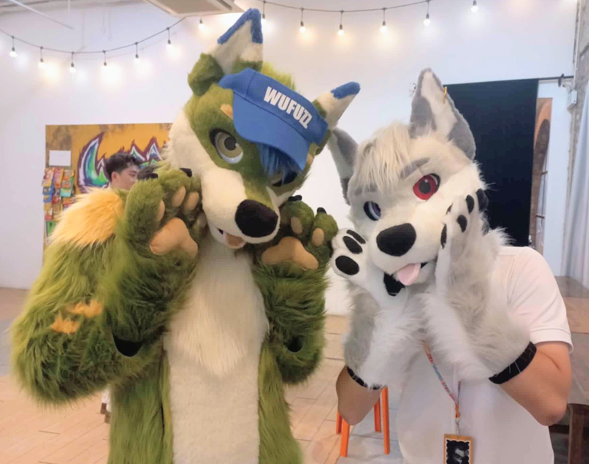 Meeting a new friend at #FurGiV2025 with Pặk Niêu
#FursuitFriday
