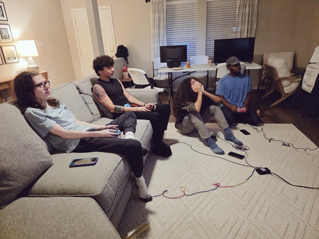 MommaToaster's tweet image. It was so nice to have some of our Smash family come over tonight. ToasT and I have missed attending tournaments lately with everything going on with my health. It was wonderful to hear their laughter and spend time with them. Love y'all so much! 💜