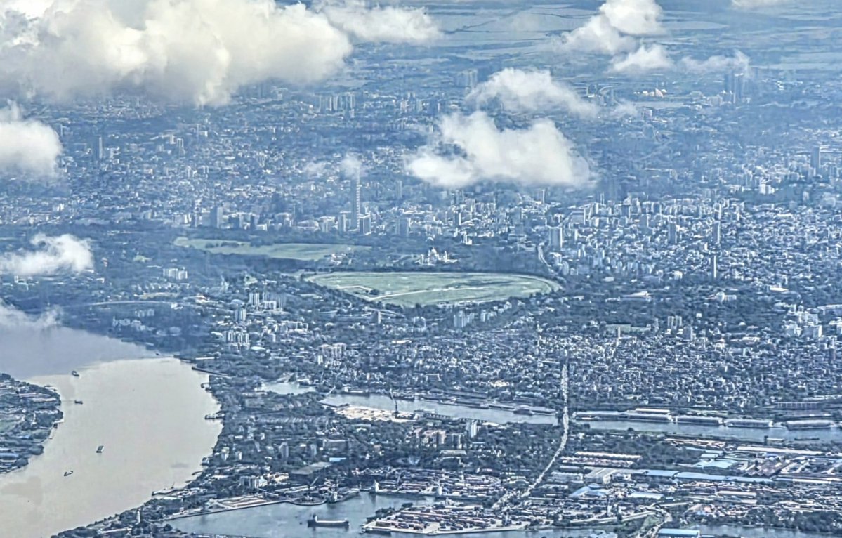 TheSanjivKapoor's tweet image. Kolkata from the air today. Visible are the Hooghly, the Kidderpore docks, Race Course, Maidan, Victoria Memorial, the 42 (the tallest building in the city), Science City, Salt Lake Stadium, ITC Royal Bengal, and more. Partly cloudy but bright day.