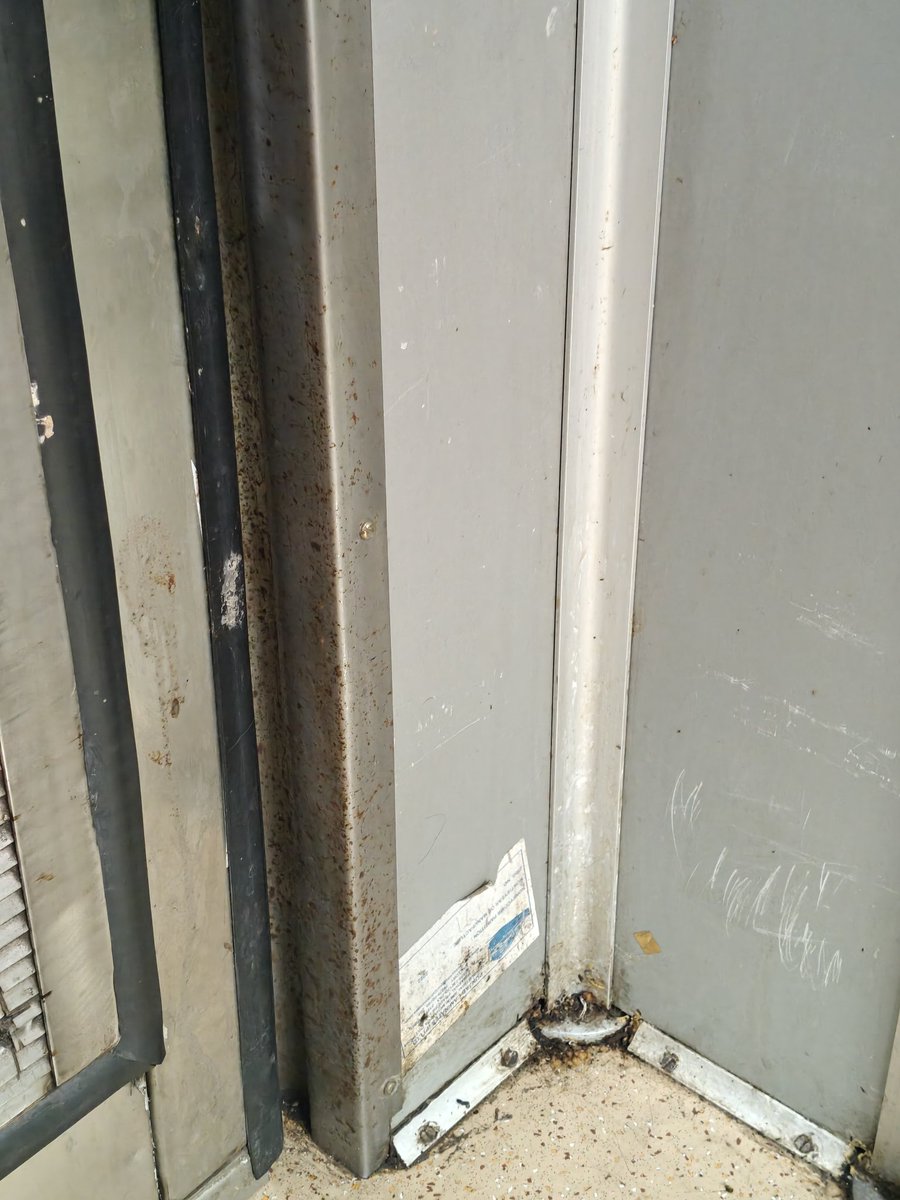 ShubhraChakra12's tweet photo. Paid nearly ₹7K for an AC Tier 1 Coach, and this is the reality passengers get. Disappointing service standards from @RailMinIndia @IRCTCofficial .Train: SMVT–Howrah Duronto Express (12246). #IndianRailways https://t.co/826rltfvar