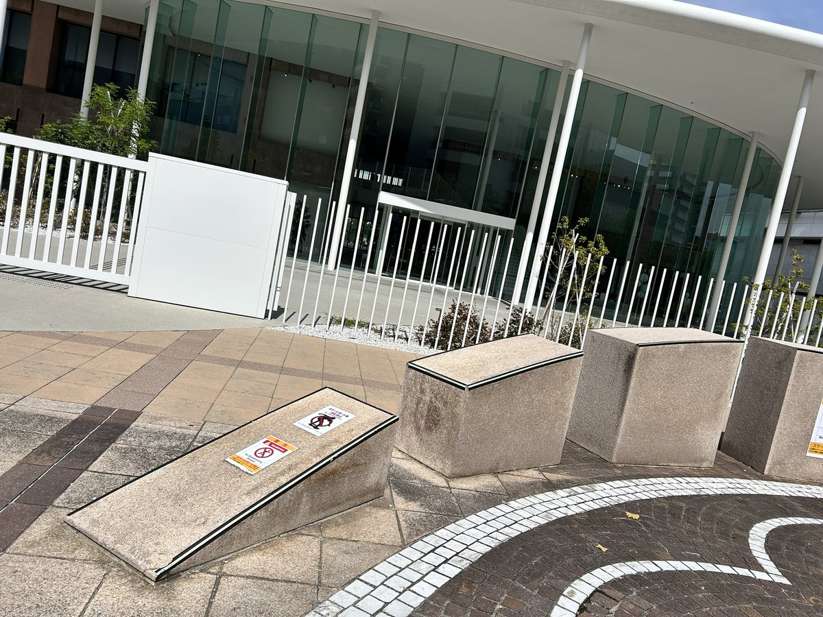 aloha_summer's tweet image. 横須賀第3段
面白そうなストリートセクションは全てスケボー禁止と貼られてますね💦やはり🥲

海外の雰囲気がとても感じられる素敵な風景と美味しい食事！

#ハオレ鹿嶋　#スケートボードパーク　#スケートパーク　#アメリカンスタイル　#海の見えるスケートパーク　#横須賀生まれ