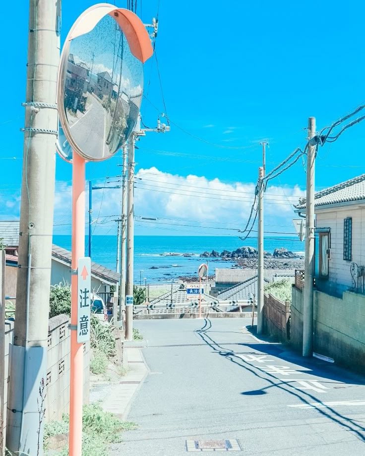 결혼 파혼하고 무작정 떠난 바닷가 마을에서 조우한 소년.
지갑을 잃어버린 대만은 교복을 입고 있는 소년에게 도움 받아 소년의 핑크색 스쿠터를 타고 그의 집으로 가게 됨.
크지 않은 방 한칸짜리 집에서 소금맛이 나는 바람을 맞으며 잠시 함께 살게 된
19살 소년 양호열과 30살 정대만...