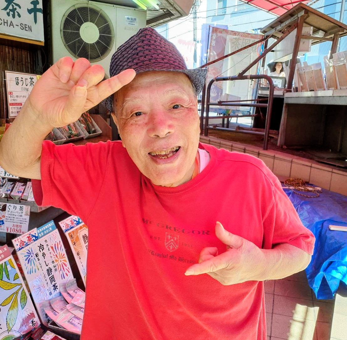 atami_chasen's tweet image. 『人間の一生は長いようで、アッという間だよ！

特に社会人からはハガキの前略みたいに省略しちゃうから特に早い！

だから魂があるうちに
楽しい思い出をつくりたい！

笑いは変な病気を寄せつけないし、
笑いがあると雑念を振りはらえる！

つまり笑いは
ザ・ワールドなんだよ！』

＃熱海　＃茶千