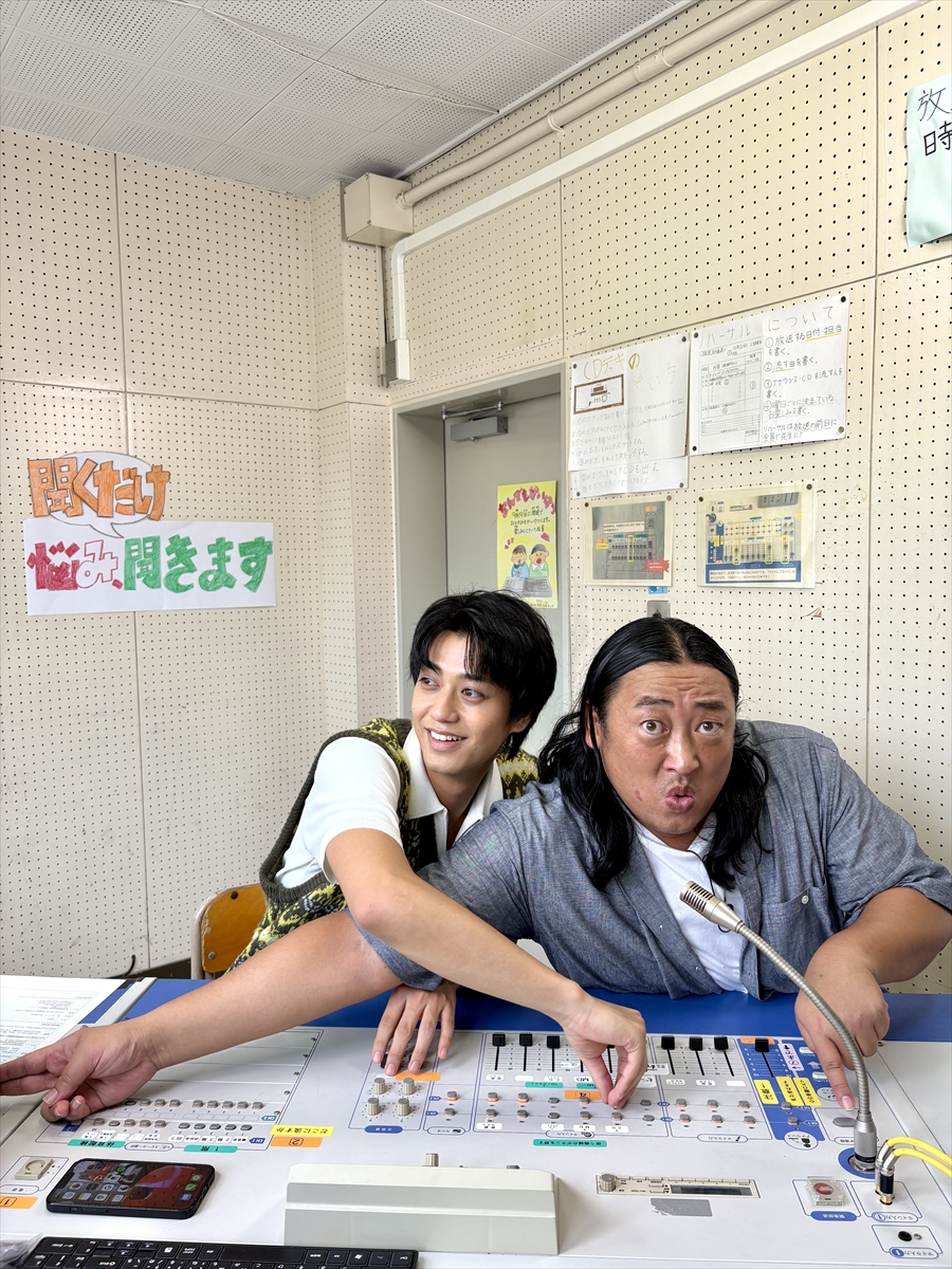 tv_life's tweet image. 秋山竜次＆髙橋海人が小学校の放送室をジャック
子供たちのお悩みを“聞くだけ聞き”自由な発想で解答
『秋山竜次と髙橋海人の悩み、聞くだけ聞きます』

🔻記事＆写真はこちら
tvlife.jp/variety/770042

#悩み聞くだけ聞きます #なやきく #秋山竜次 #ロバート #髙橋海人 #KingandPrince